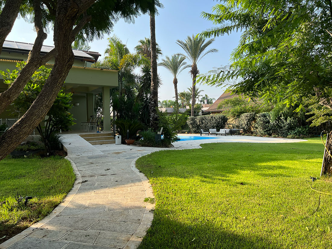 תנועה רכה בין הבית הגינה והבריכה