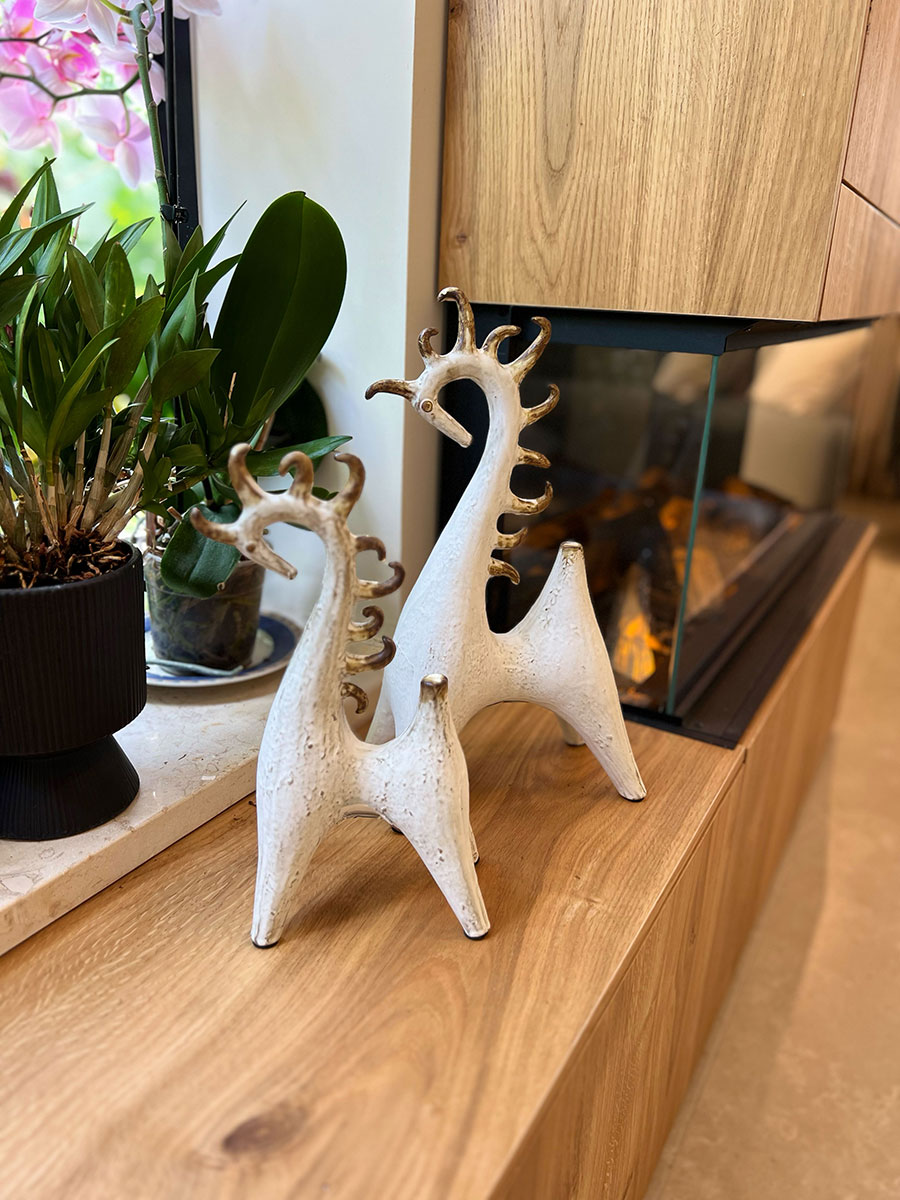 אחרי - פרט דקורציה על נגרות הקמין