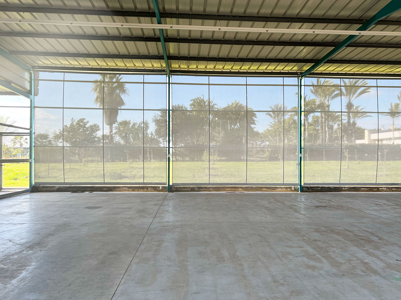 וילונות חוץ בגובה מלא באזור המקורה בנחלה בכפר הנגיד